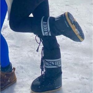 Black moon boots with white logo